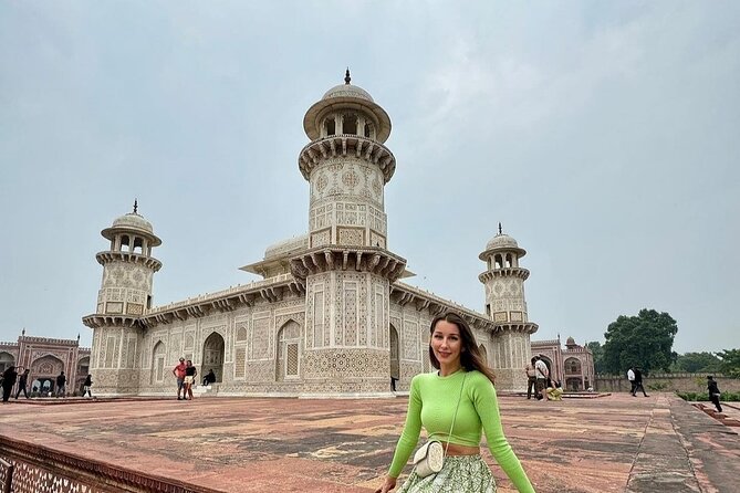 Taj Mahal Day Tour from Delhi by Car : BADGE OF EXCELLENCE TOUR - Agra Stop and Guide Meeting: How to Use the Transition Time