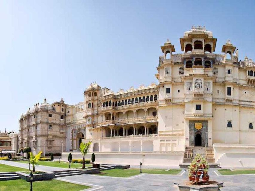 Transfer Jodhpur To Udaipur Via Ranakpur & Kumbhalgarh Fort - The Car and Driver: Comfort, English, and How to Avoid Day-ruiners