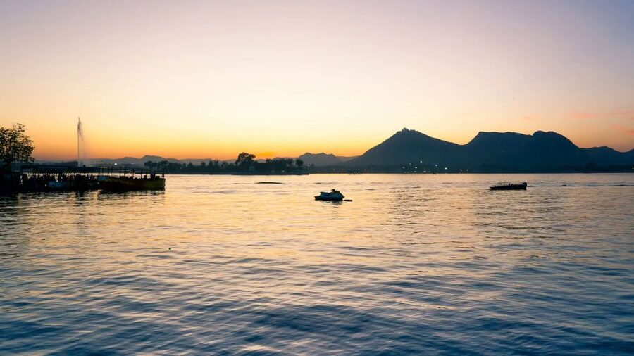 Udaipur: Guided Ghat Tour and Boat Ride - The ghat walk: from a top viewpoint to Hanuman Ghat and Nav Ghat