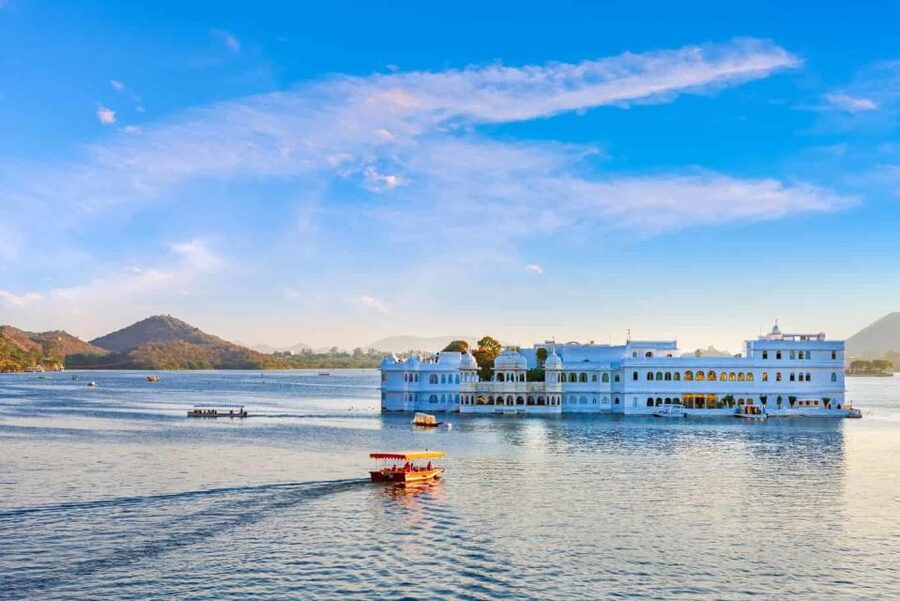 Udaipur: Guided Ghat Tour and Boat Ride - Guides make the difference: the storytelling style of Yash and Gaura