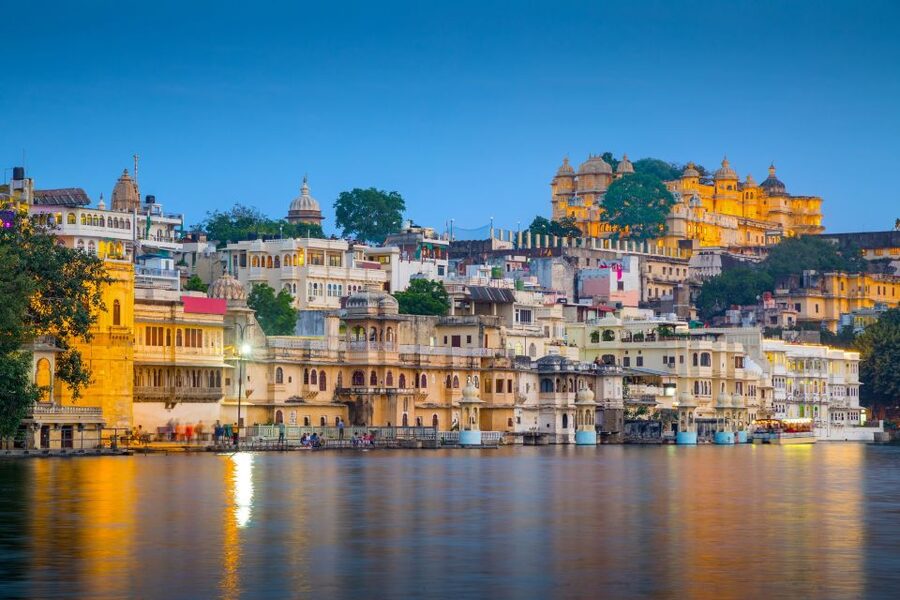 Udaipur: Guided Ghat Tour and Boat Ride - Meeting point at Restaurant Ambrai on Daiji Bridge, and what to bring