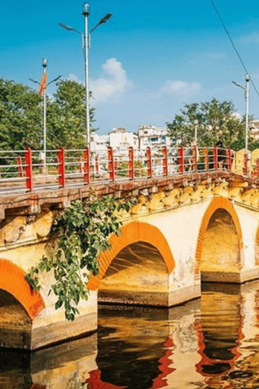 Udaipur: Guided Walking Tour of Ghats with Boat Ride - How this 2-hour Udaipur walk-and-boat combo really works