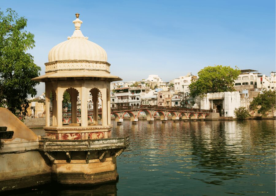 Udaipur: Guided Walking Tour of Ghats with Boat Ride - Lake Pichola boat ride: the payoff around Jag Mandir Palace