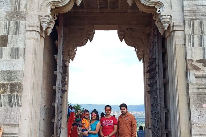 Udaipur Sightseeing Tour By Car With Guide - Why a private Udaipur taxi makes a big difference