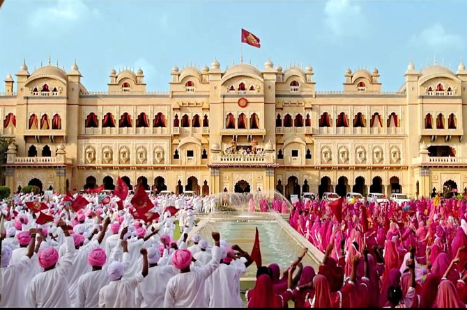 Unveiling Bollywood: Grand Tour of Iconic Real Sets & Their Story - Why a Bollywood Studio Tour in Mumbai Feels Different